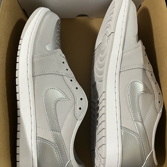 Air Jordan 1 Retro Low OG  Grey Metallic Silver - Picture 2 of 8